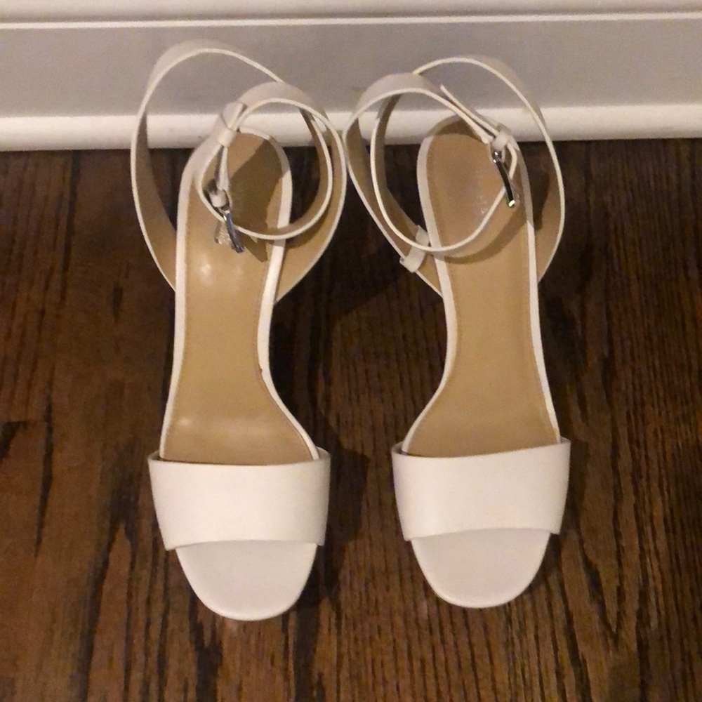 Michael Kors White Leather Stacked Heel Sandal. Size 9.